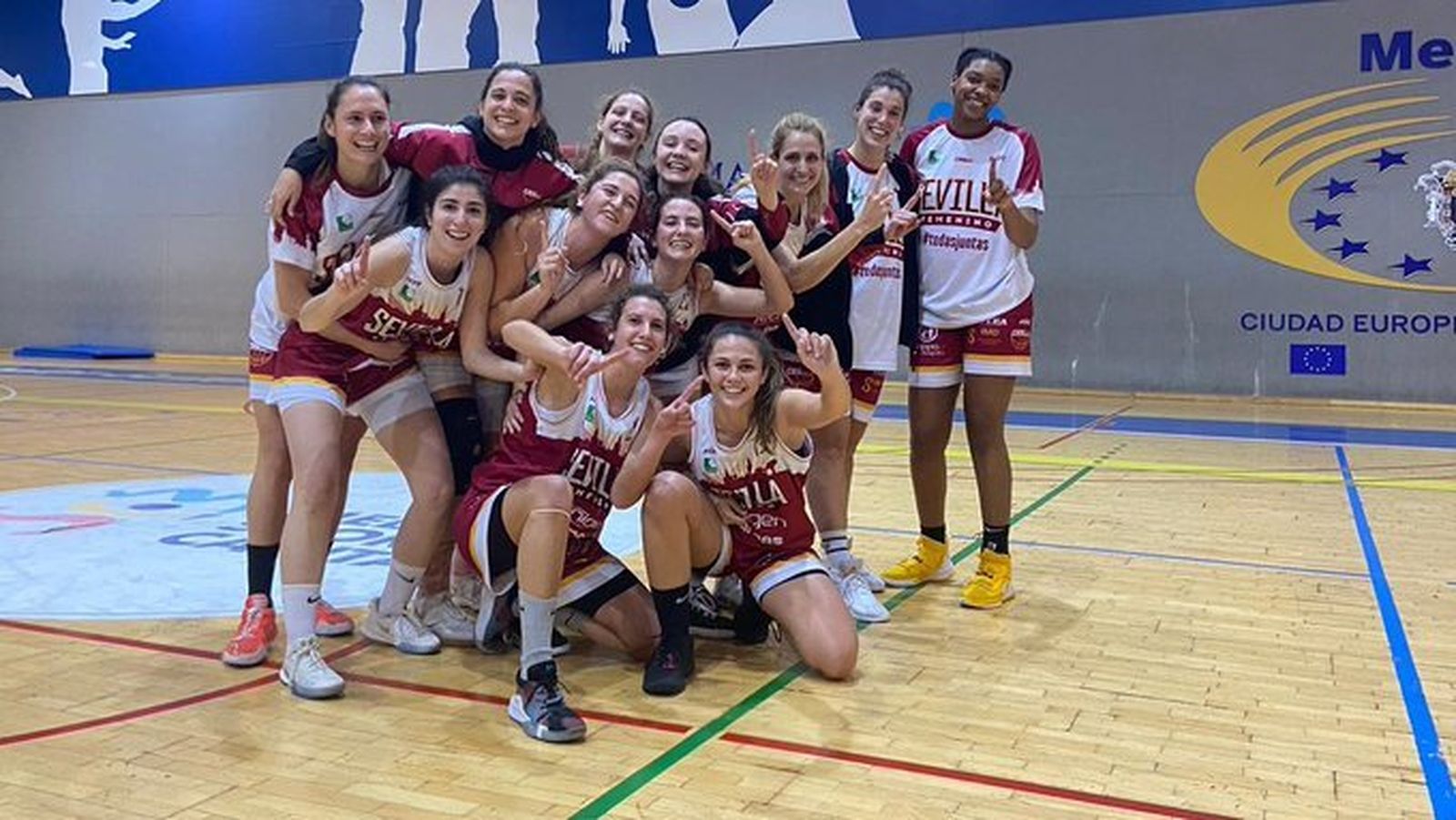 Las jugadoras del Tecnigen CBS celebran su triunfo en Melilla.