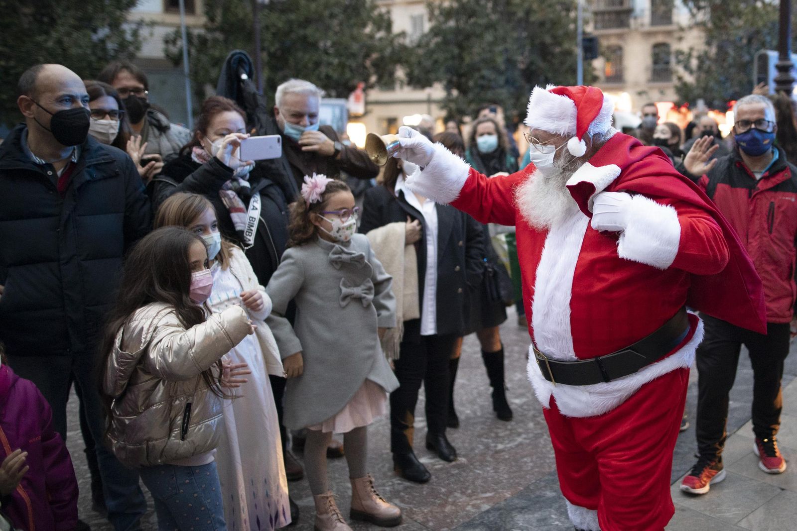 Papá Noel, a su llegada a la recepción en el Ayuntamiento de Granada