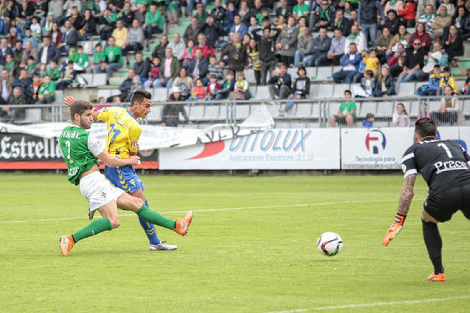 Álvaro García dispara en la jugada del 0-1.  Foto: LOF