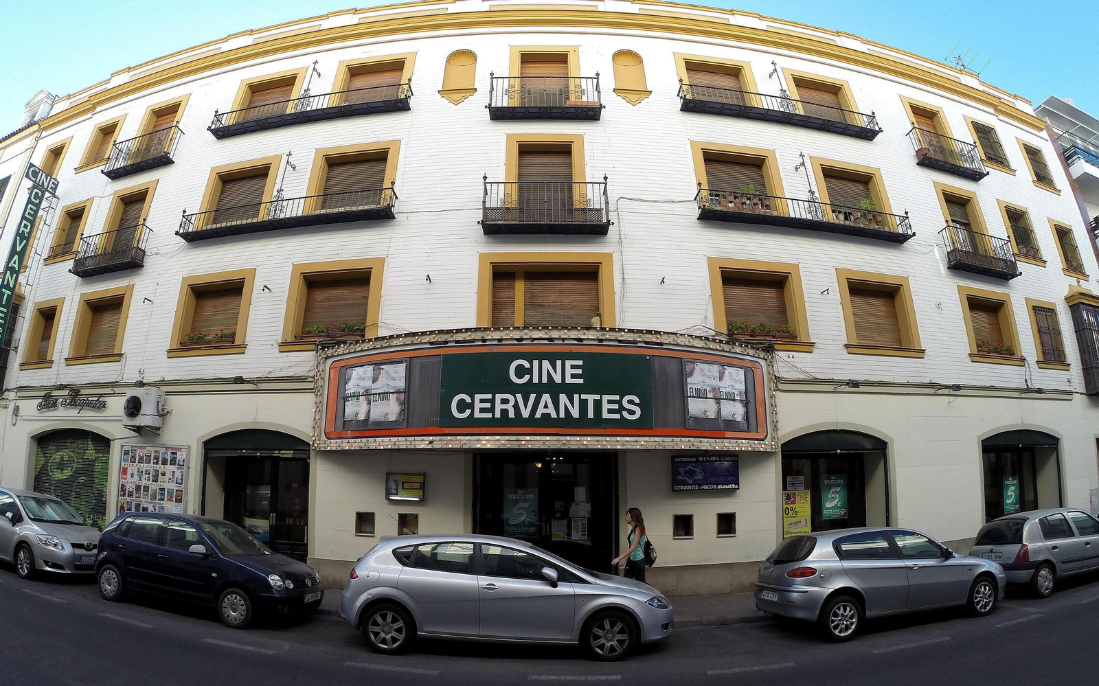 El edificio del cine Trajano fue proyectado por Aníbal González.
