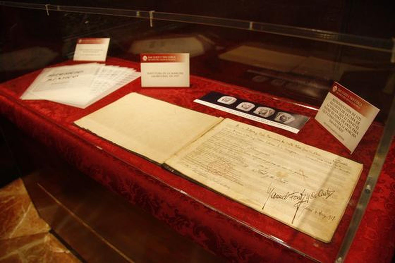 Los visitantes aprecian los objetos de la exposición "Tan lejos y tan cerca", de la Hermandad de la Amargura.

Foto: Belen Vargas