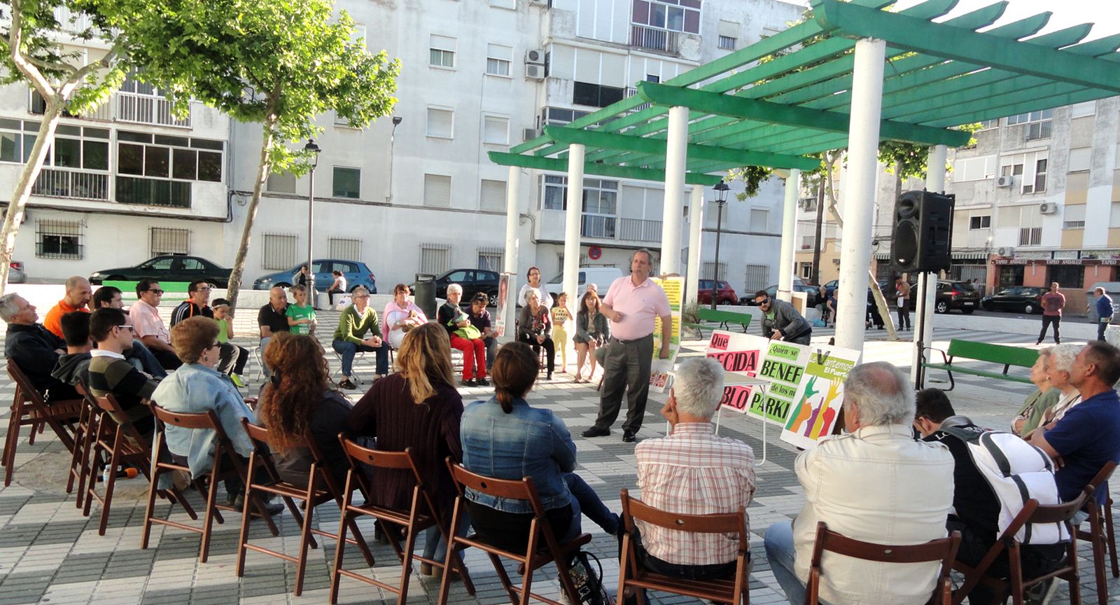 Levantemos, en una de las asambleas que celebra en las calles de la ciudad.