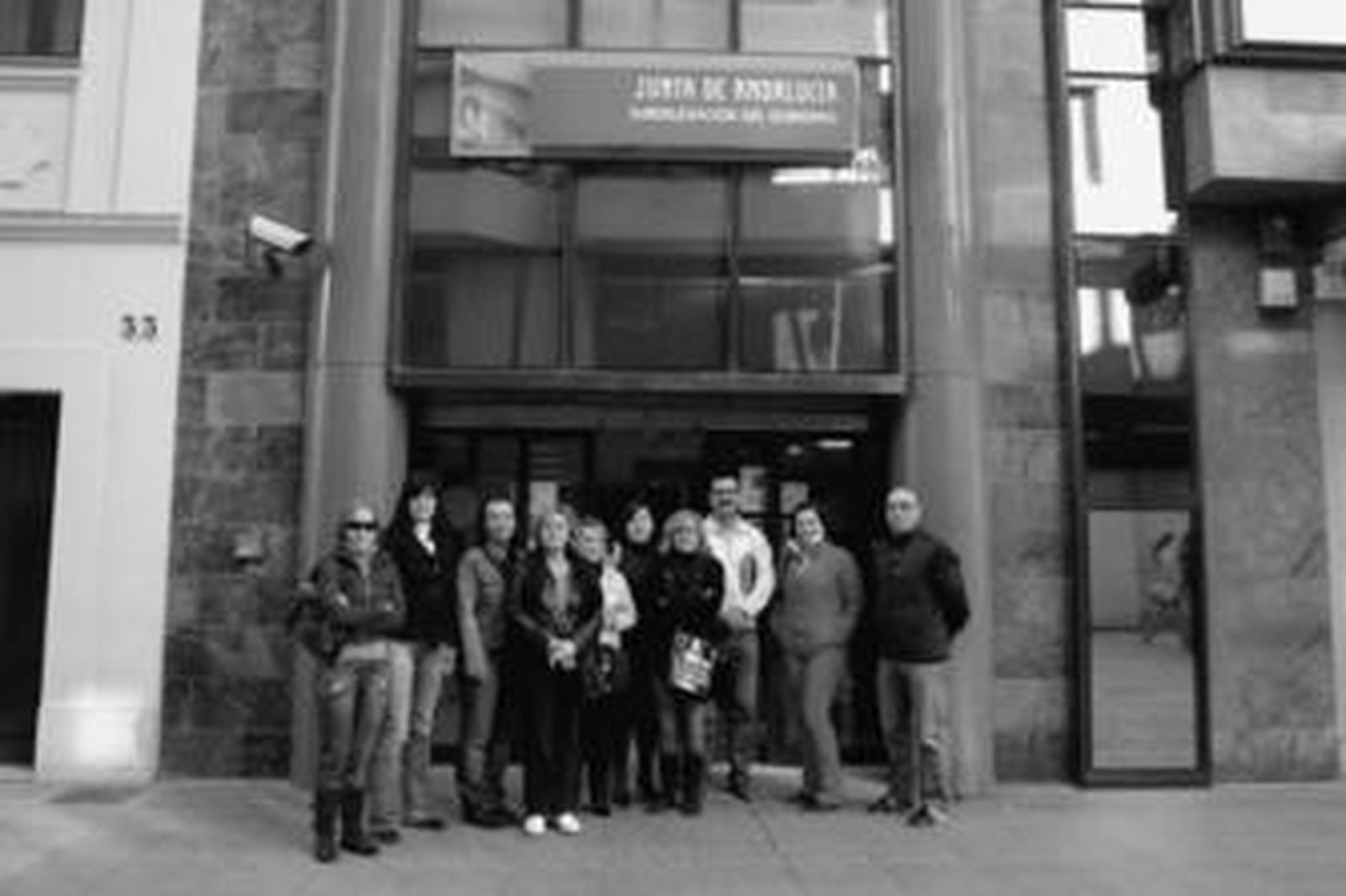 Algunos padres de San Bernabé ayer en la subdelegación.