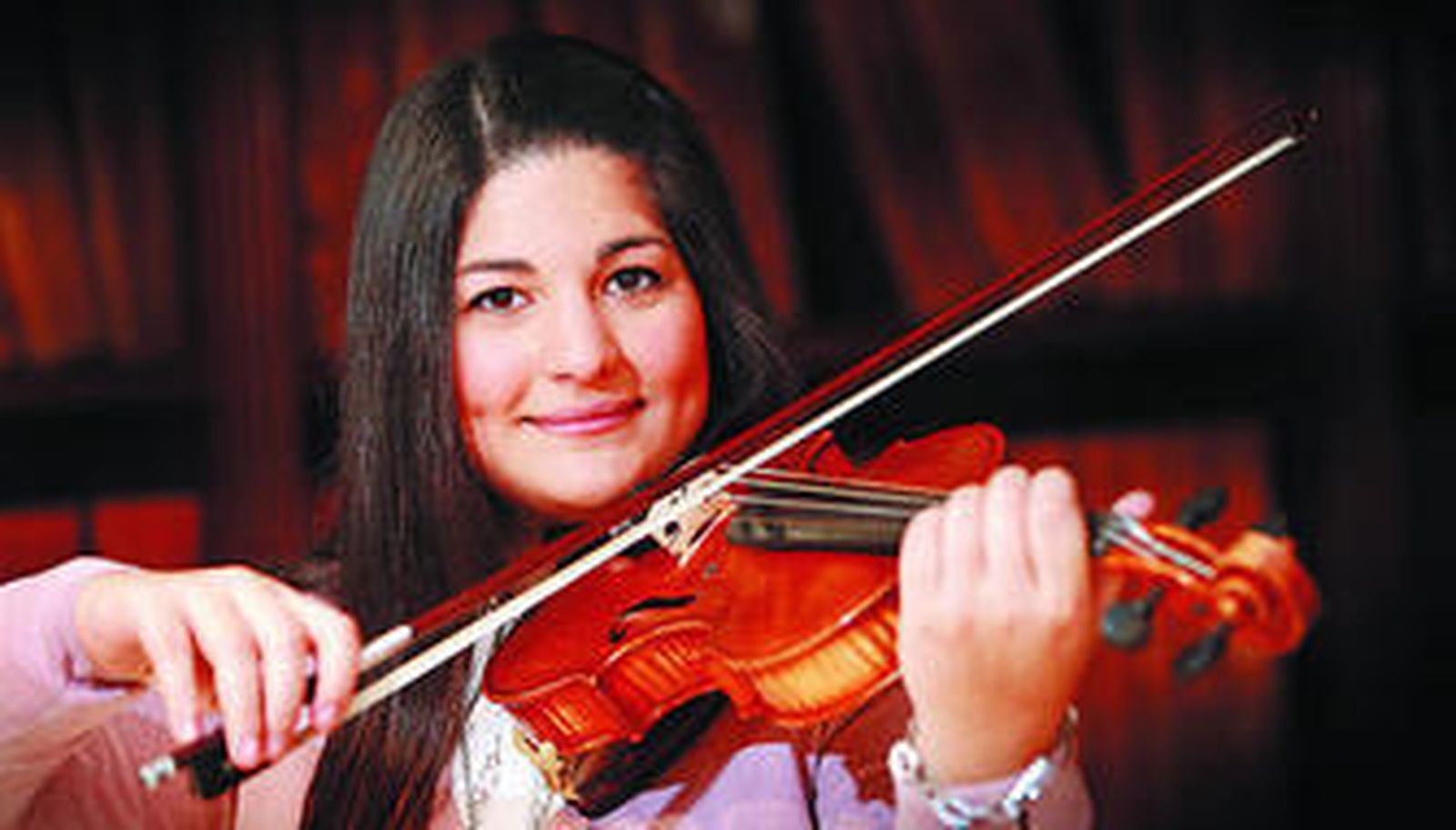 La joven Alicia Aragón, presidenta de la Orquesta Joven Ciudad de Chiclana, con su violín.