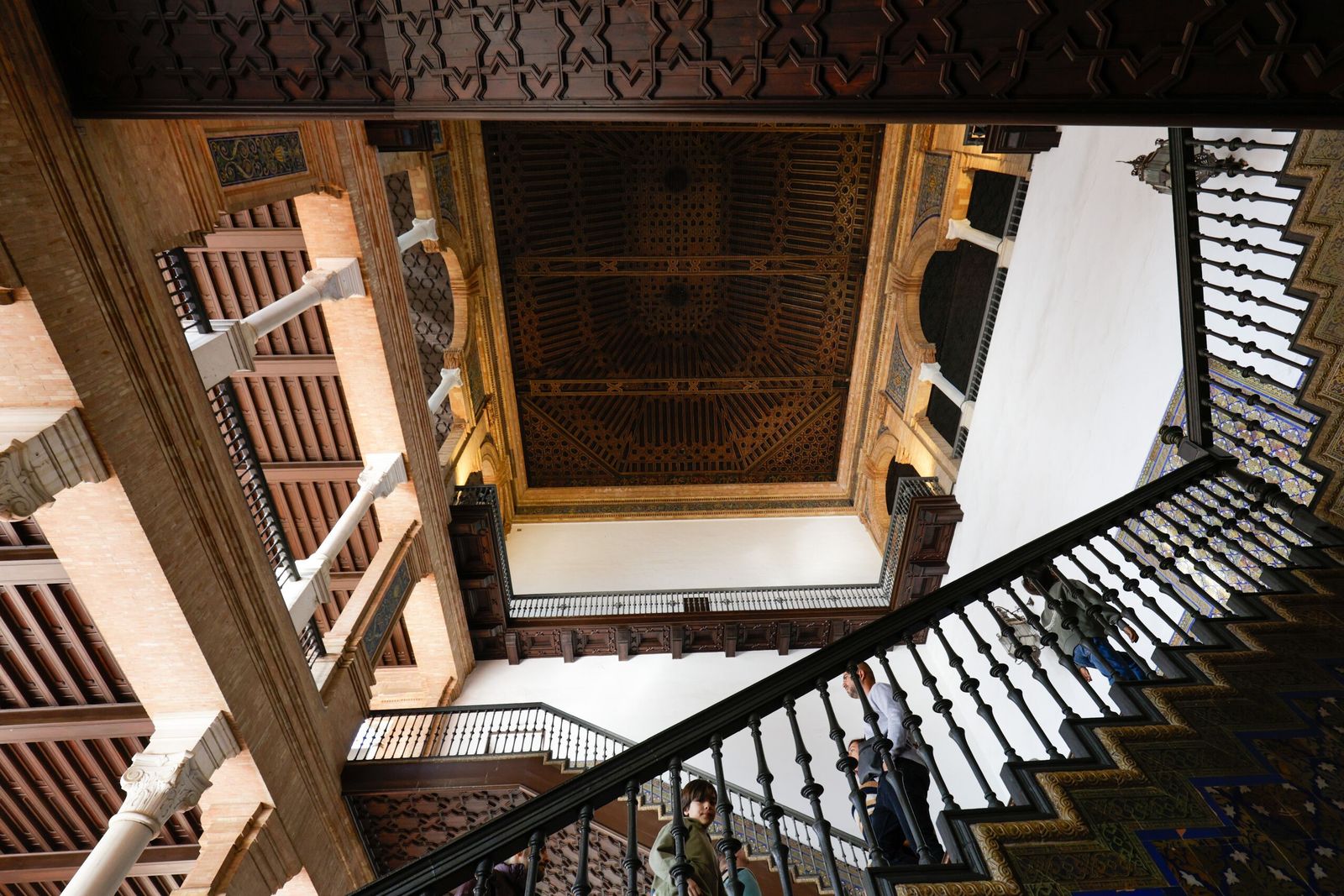 El fabuloso artesonado de la Puerta de Aragón.