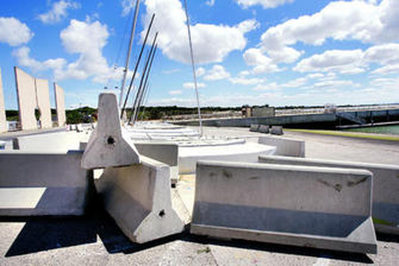 La playa asfáltica de Puerto Sherry, con los bloques de hormigón esparcidos por la rampa de acceso tras detener la Policía Nacional la actuación.