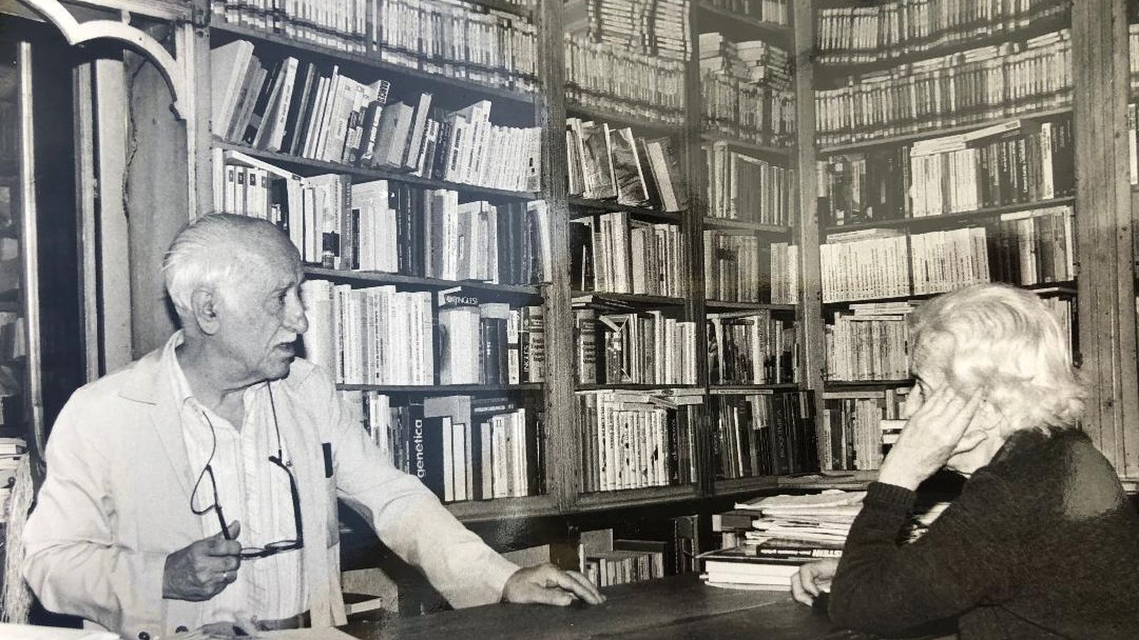 Juan García Rendón, hijo del fundador, con su hermana Angelita en el mostrador de la librería.
