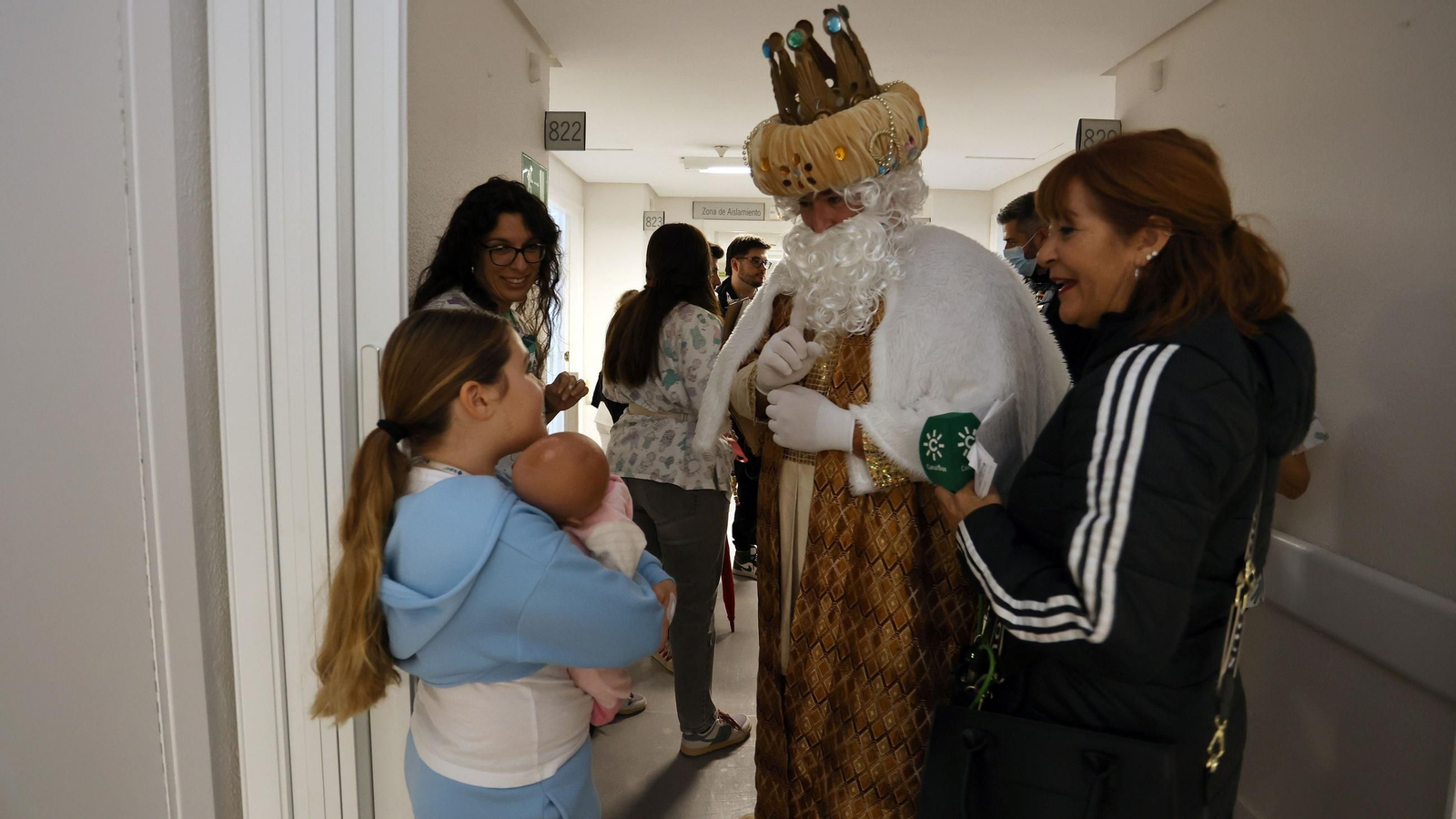 La Policía Nacional realiza su tradicional entrega de regalos en el Hospital de Jerez
