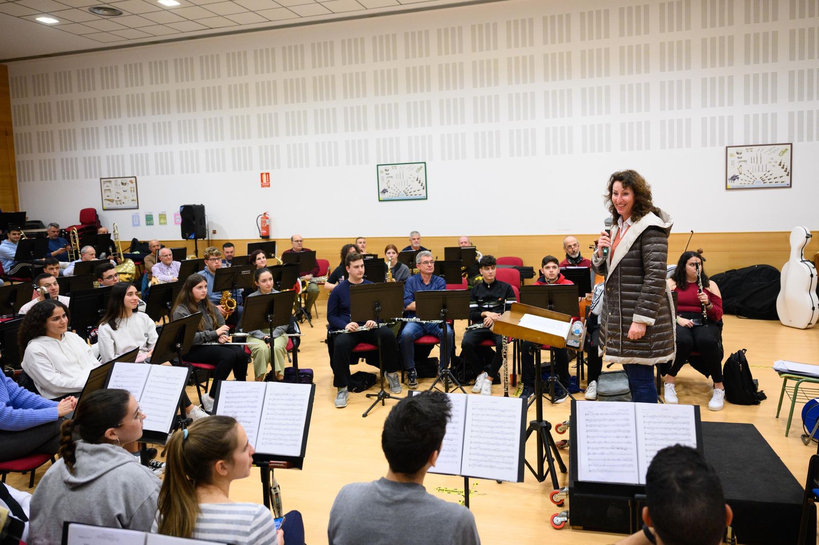 María del Mar Vázquez, alcaldesa de Almería, quiso visitar los ensayos de la Agrupación.