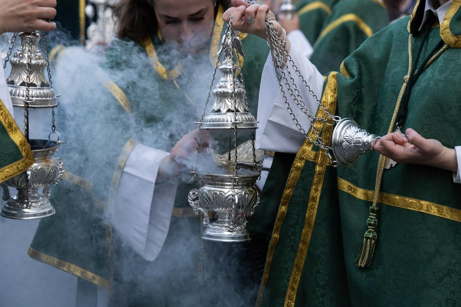 Las cofradías de la Vera Cruz, Expiración y Gran Poder lucen sus cortejos en la calle