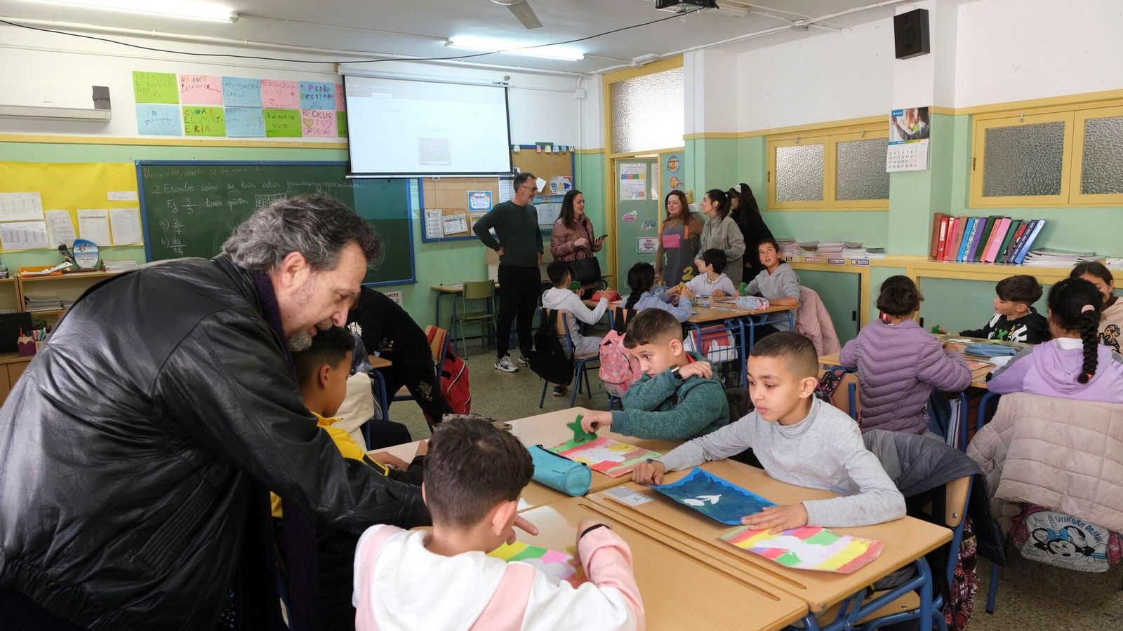 Francisco Ruiz, uno de los impulsores de Indal-Ágora, escritor de poesía y pintor, da las claves a los niños y niñas para las obras que van a exponer durante la semana cultural