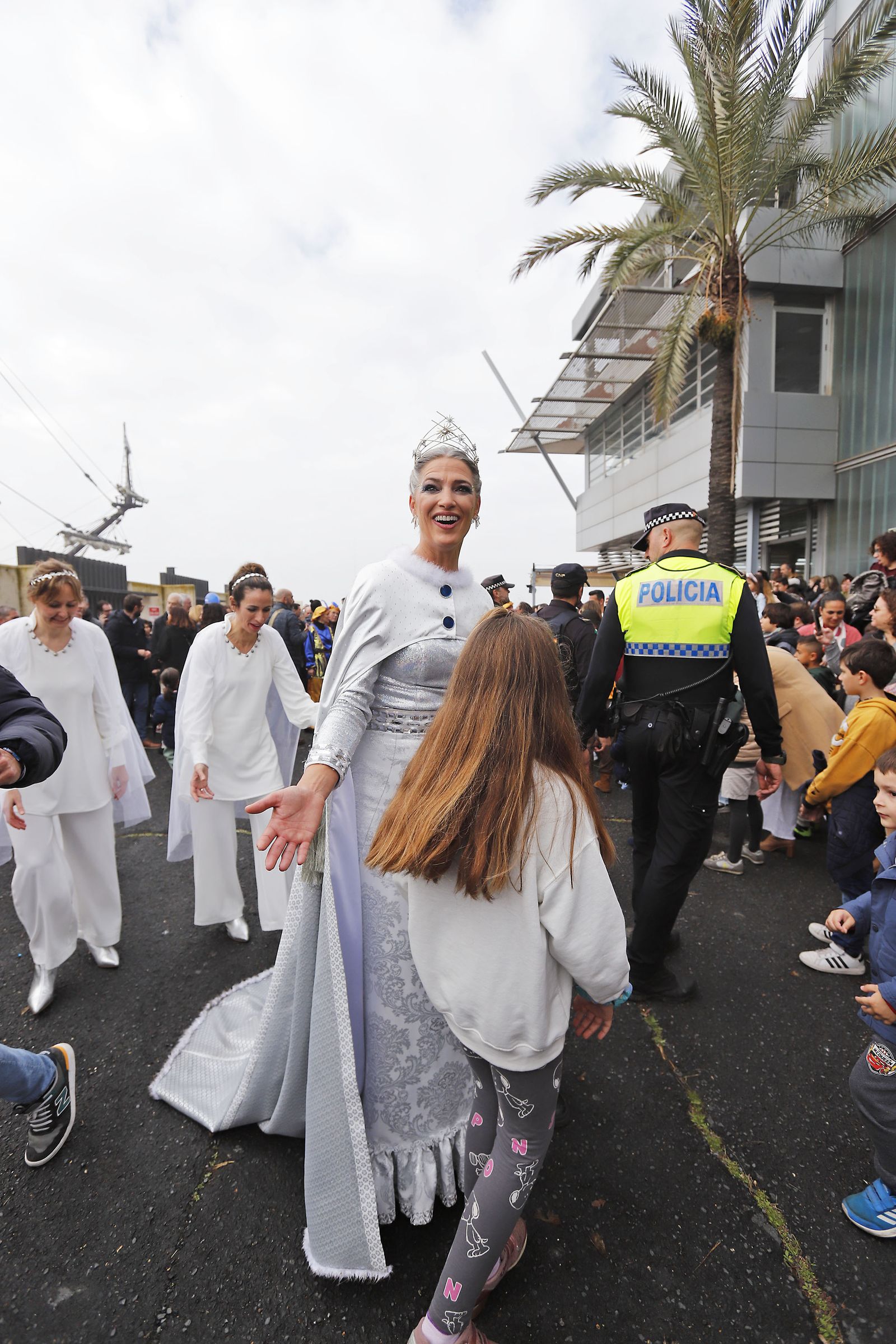 Imágenes de la mágica llegada de los Reyes Magos y la Estrella de la Ilusión a Huelva en barco