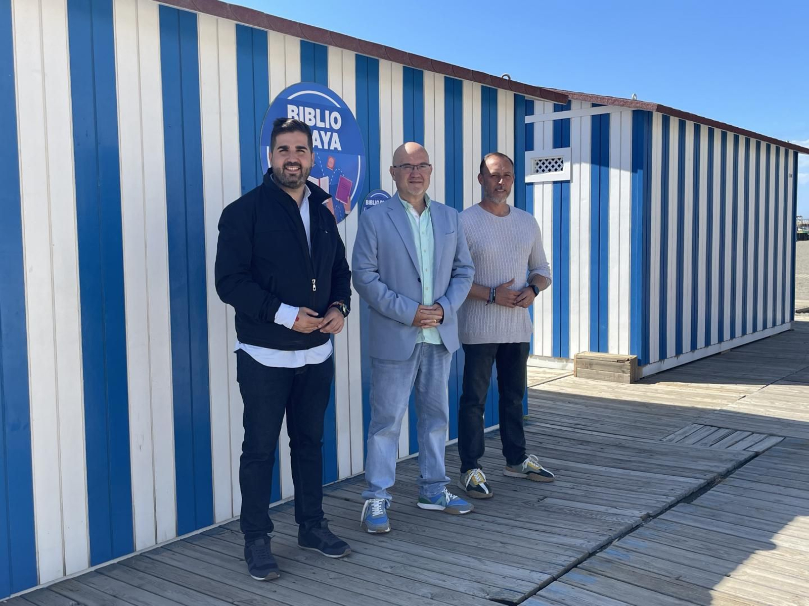 La autoridades municipales en la Biblioplaya de Torre del Mar