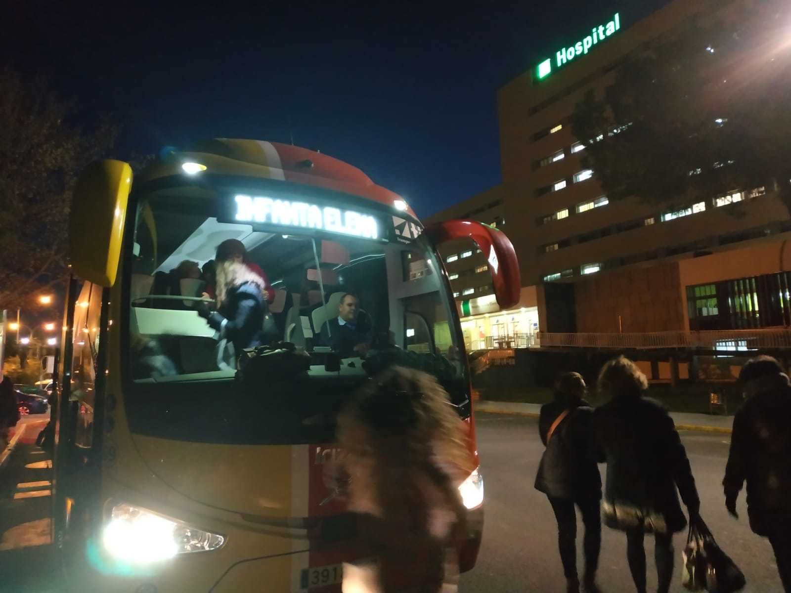 Llegada de uno de los autobuses de los empleados del Infanta.