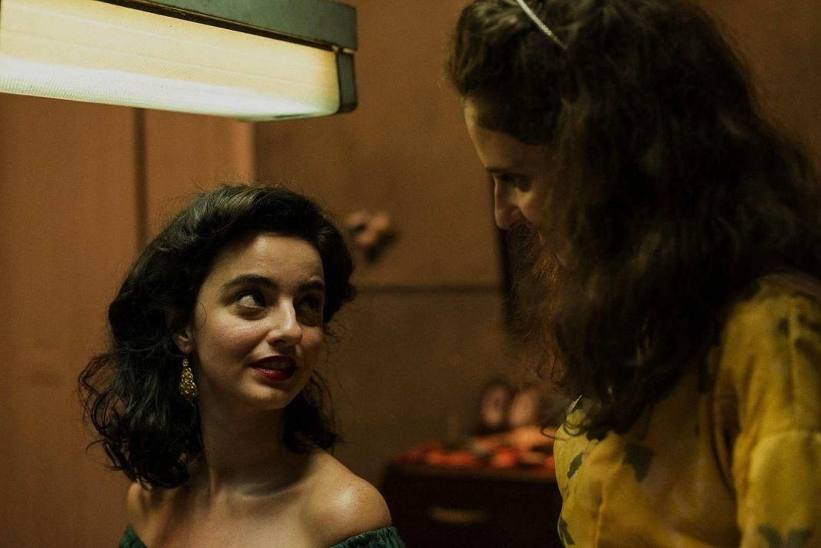 Julia Stockler y Carol Duarte en 'La vida invisible de Eurídice Gusmao'.