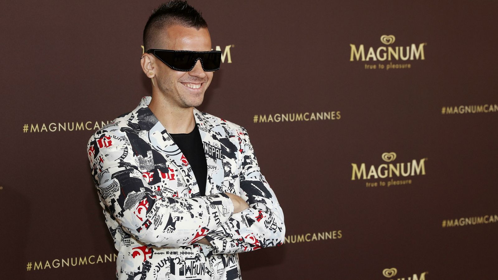 El chef Dabiz Muñoz posa para los fotógrafos en Cannes.