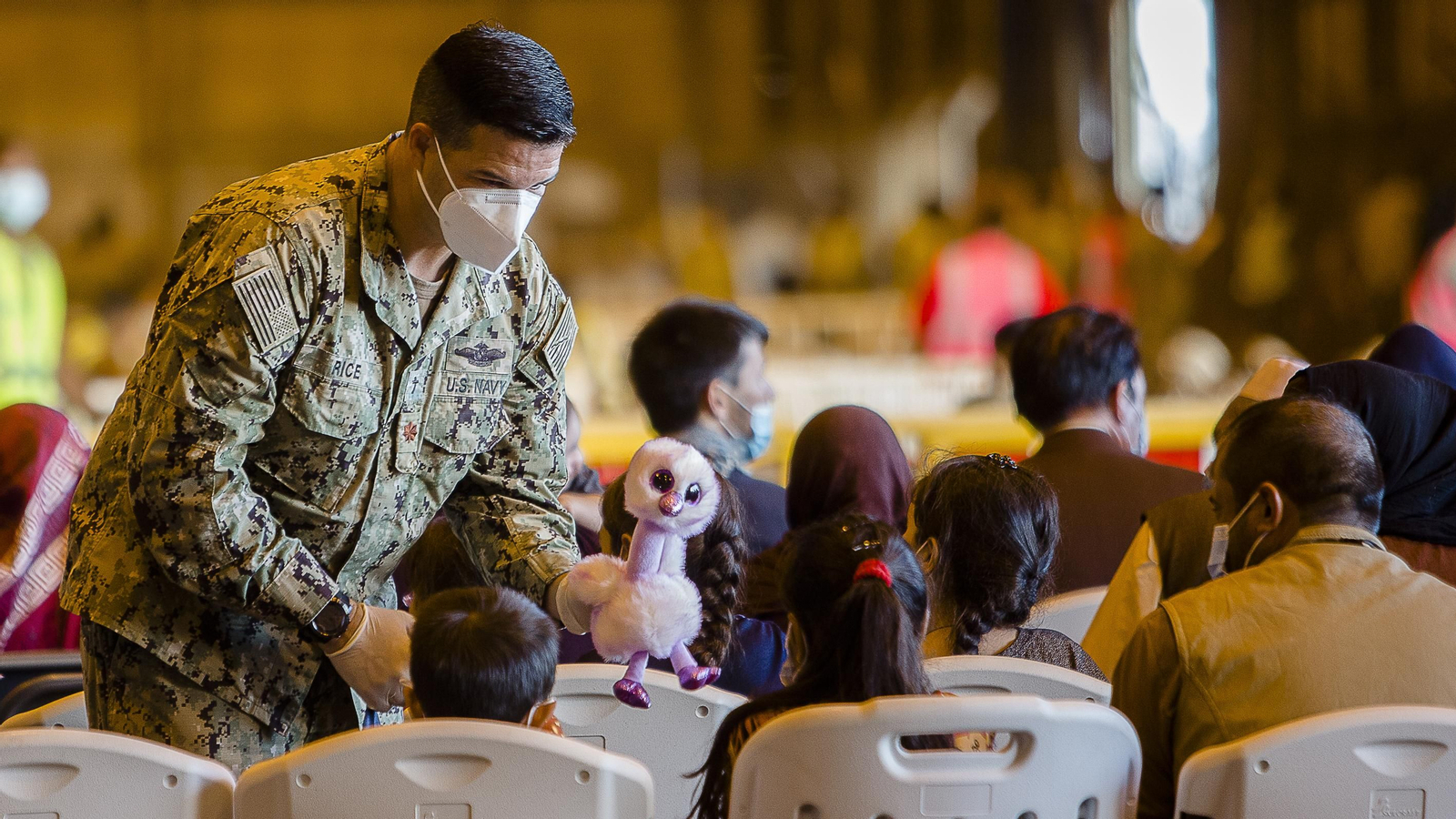 Imágenes de la llegada a Rota de refugiados afganos
