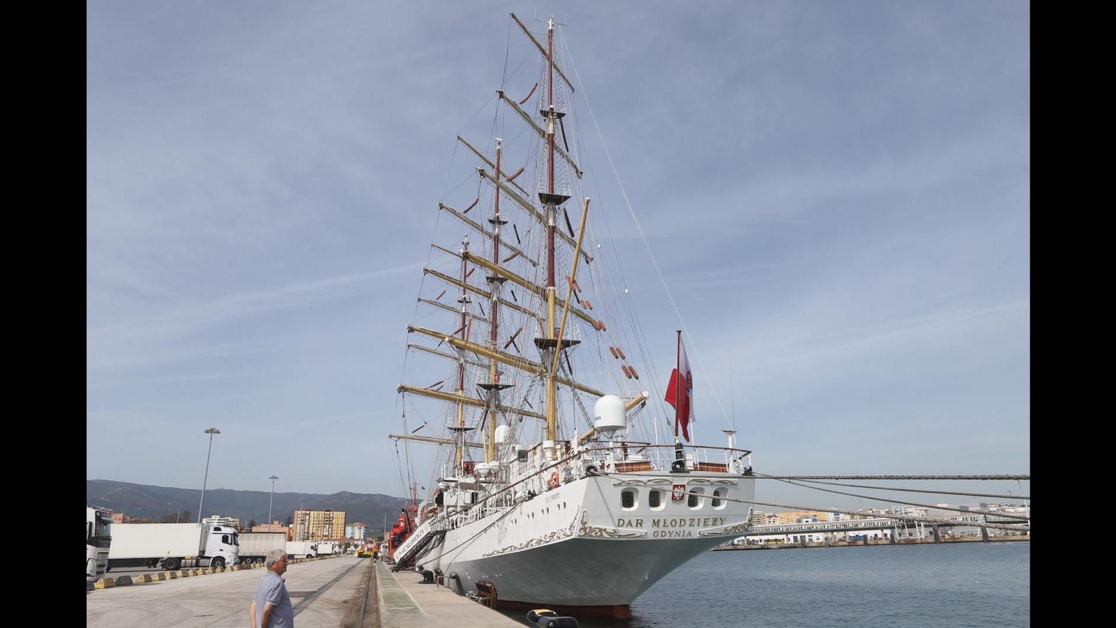 El buque escuela atracado en el Muelle de Isla Verde