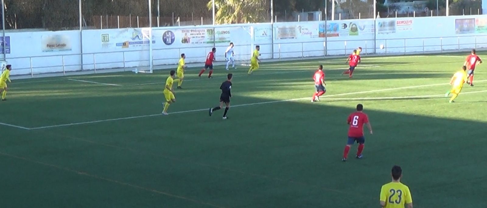 El Tarifa presiona en el área del Conil B.