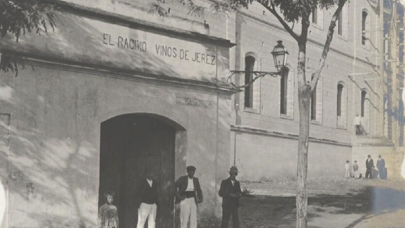 Tienda de vinos de Jerez El Rancho, finales del XIX. Tienda de vinos de Jerez El Rancho, finales del XIX.