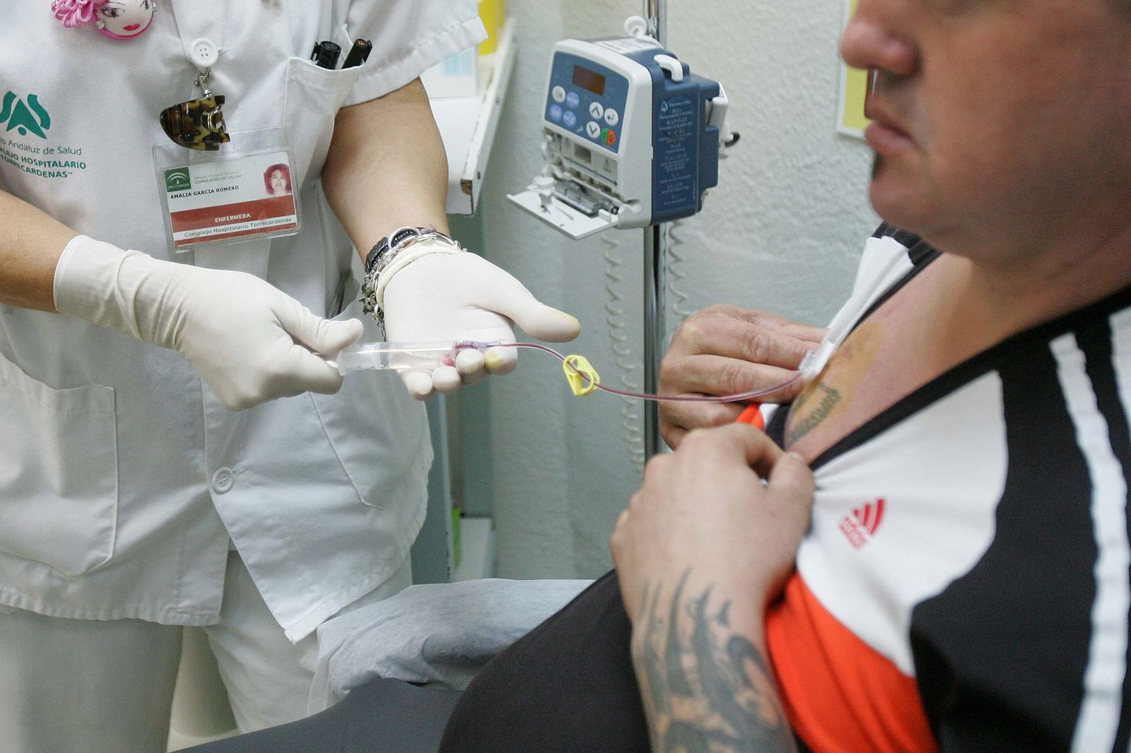 Una enfermera pone el tratamiento a un paciente.