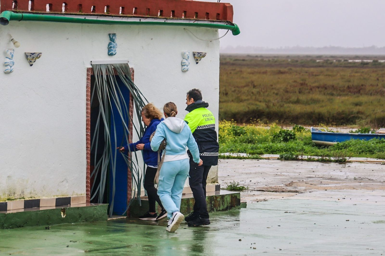 Dos señoras entrando en su casa acompaados de la Policía Local.