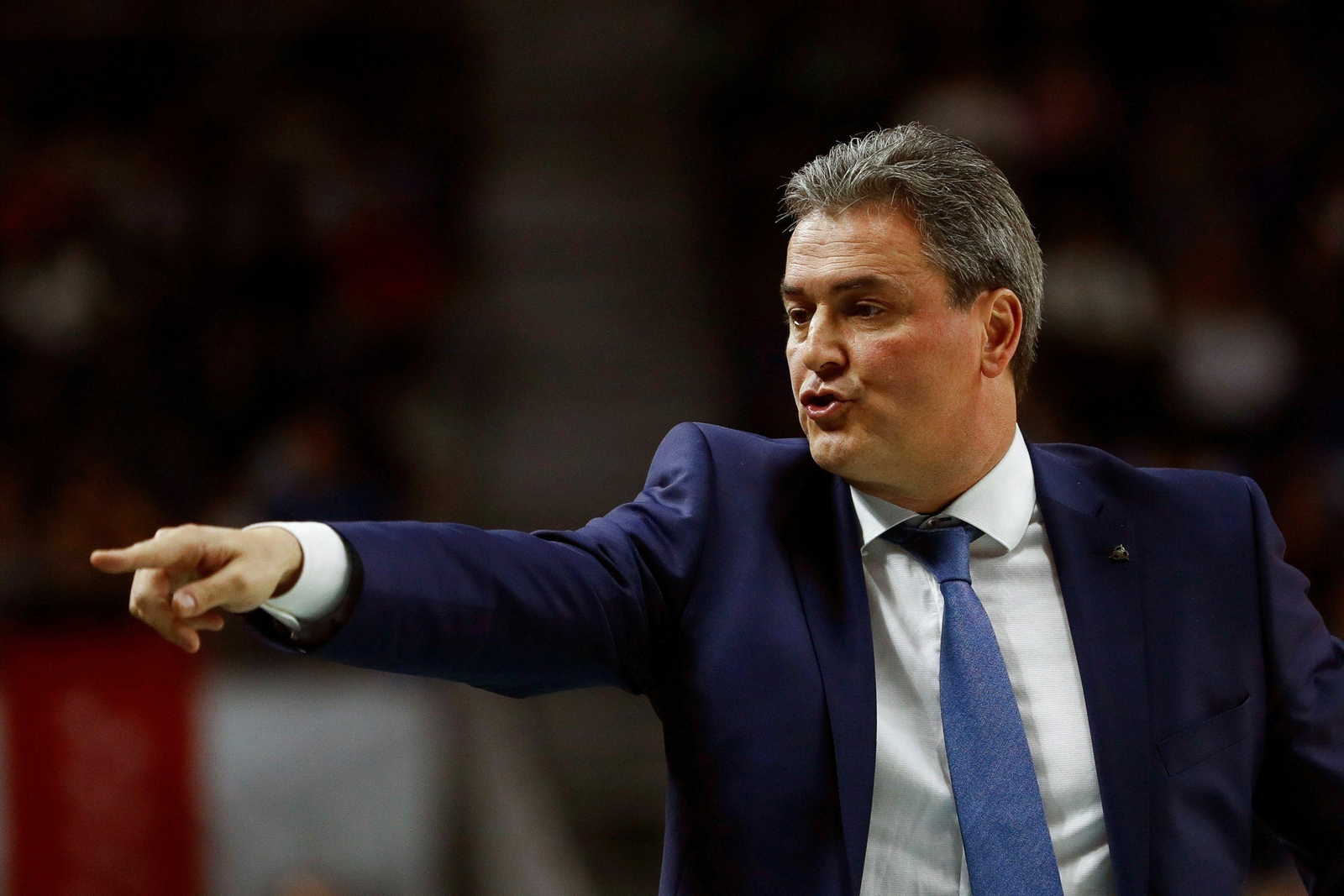 Sergio Valdeolmillos da órdenes.