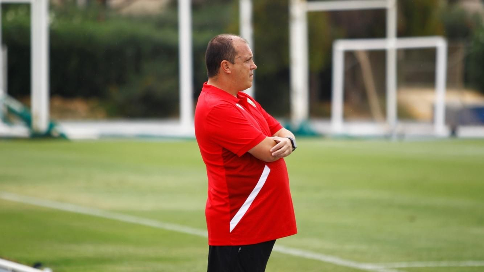 Alberto Lasarte, pensativo durante el encuentro liguero contra los jienenses.