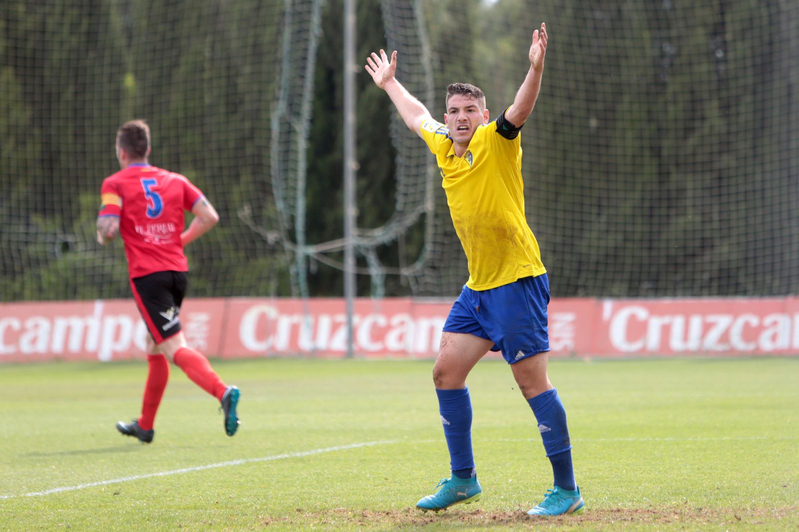 El capitán del Cádiz B, reclamando.