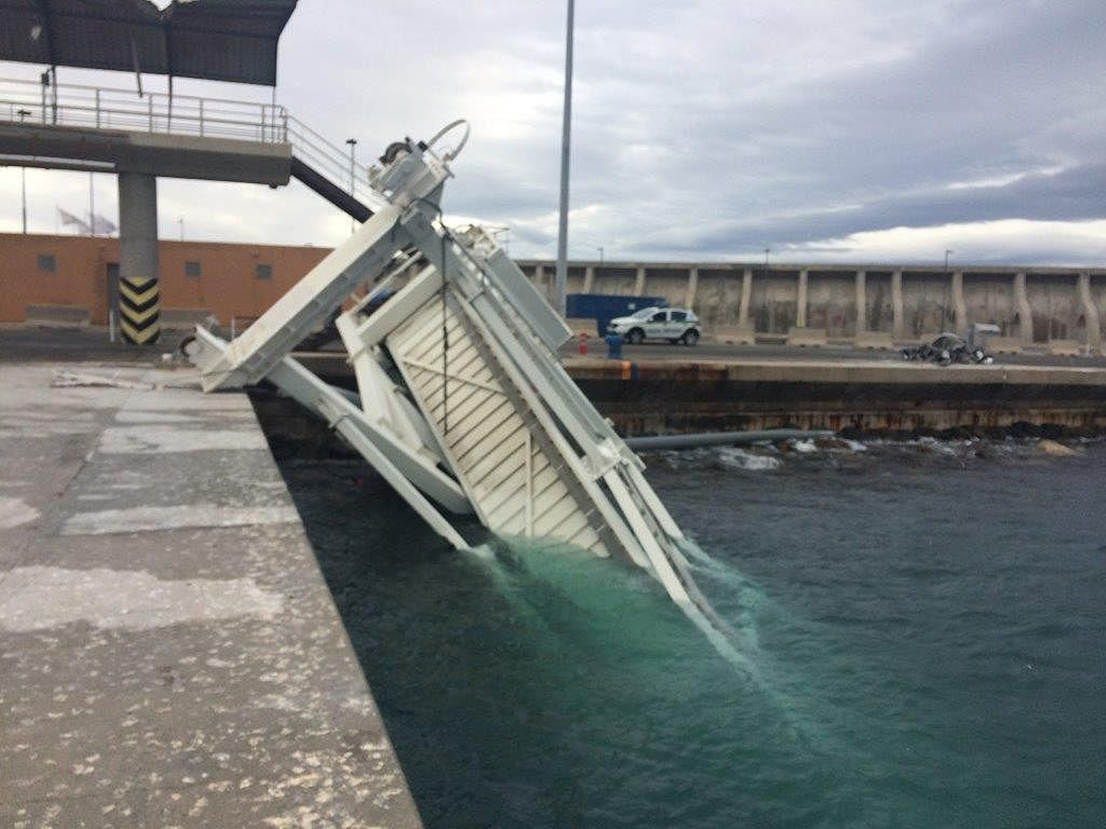 Pasarela del muelle de cruceros tirada por el fuerte viento en el puerto de Málaga.