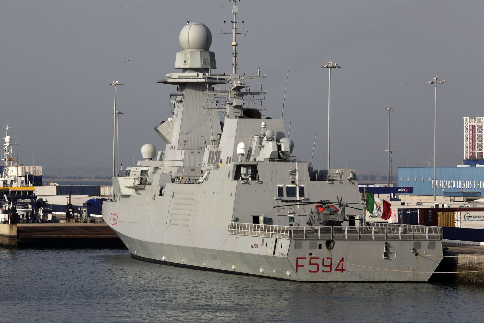 La fragata italiana 'Alpino', atracada ayer en el muelle de Cádiz.