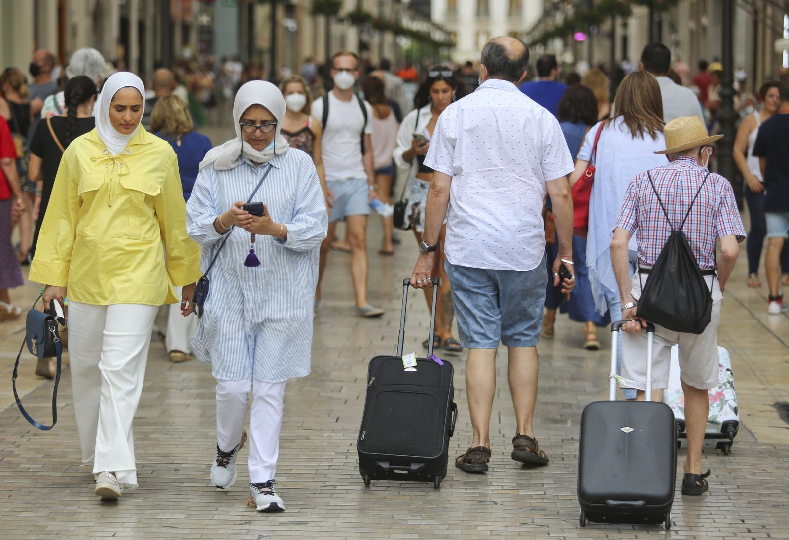 Varios turistas por la calle Larios en Málaga.