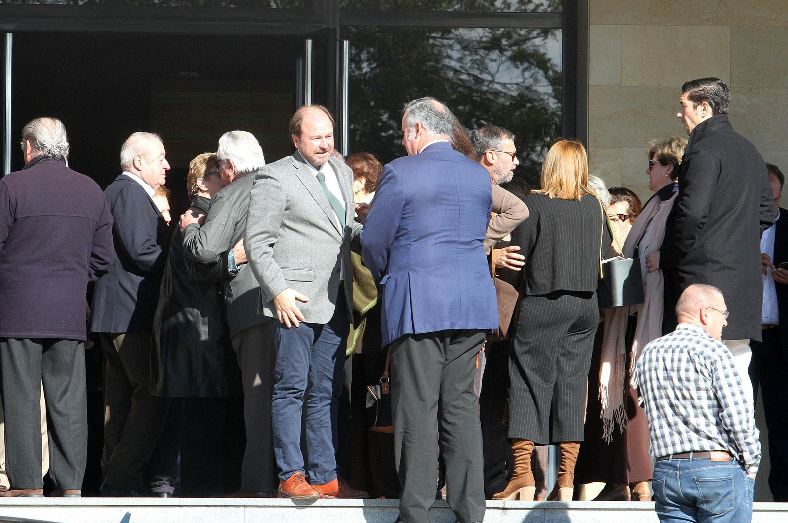 Condolencias a la familia García Palacios durante la mañana en el tanatorio, en imágenes