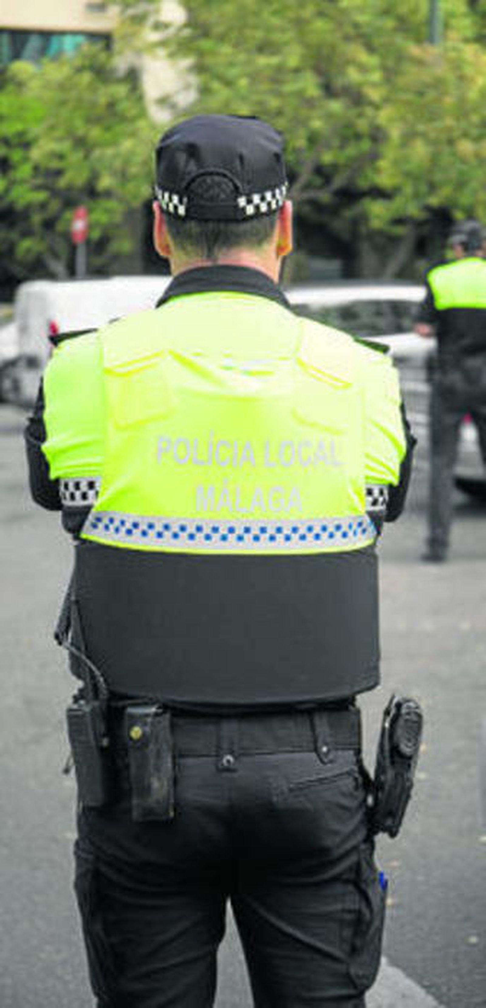 Un policía local con el protector que contiene el error.