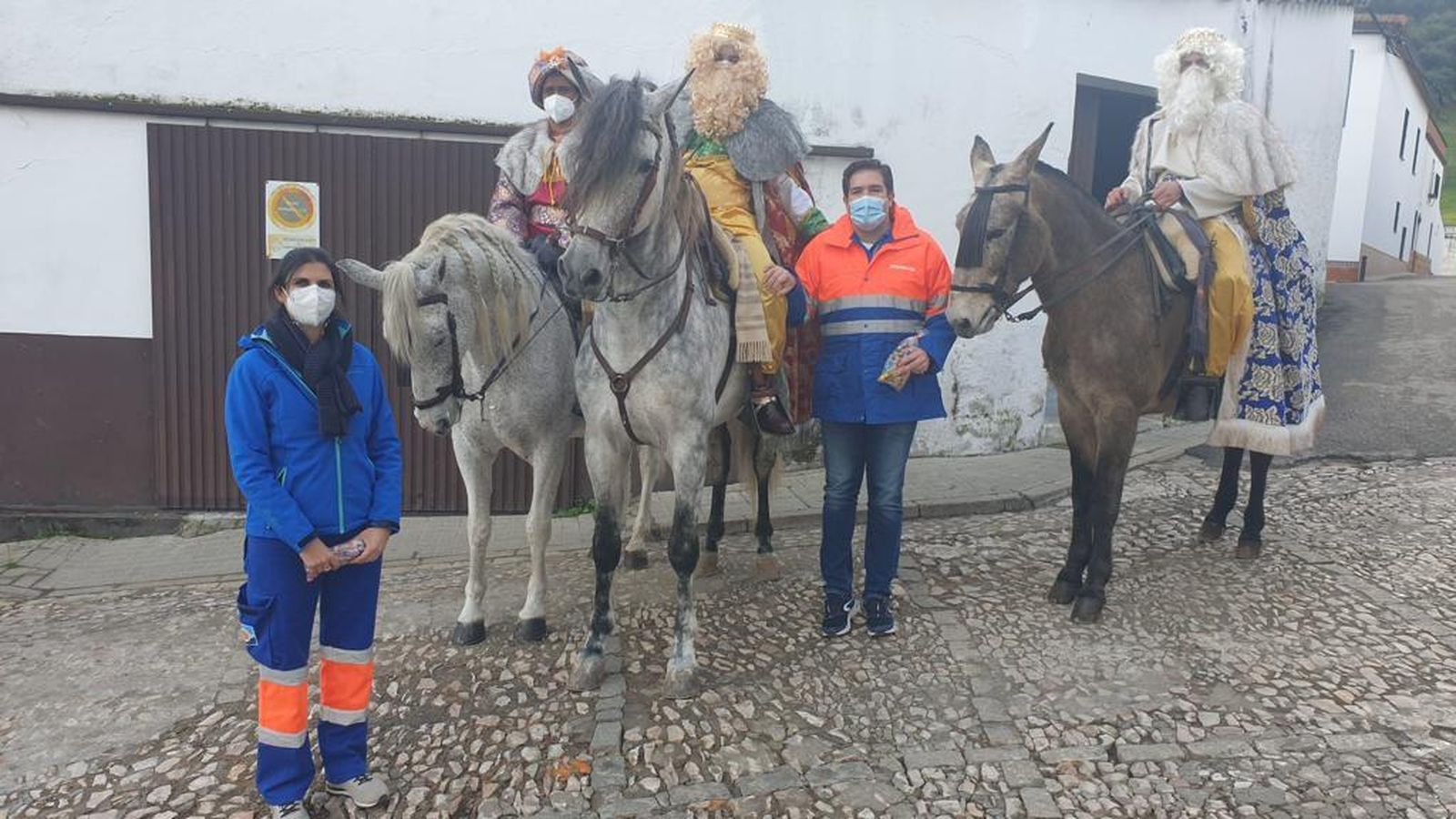 Rocío Papalea, a la izquierda, junto a los Reyes Magos en un día de vacunación el pasado 5 de enero.