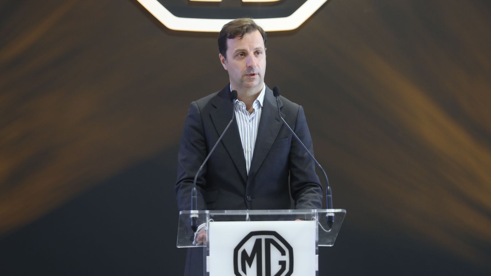 Pedro García, vicepresidente de MG España, durante su alocución a los asistentes a la inauguración de Acai Motor.