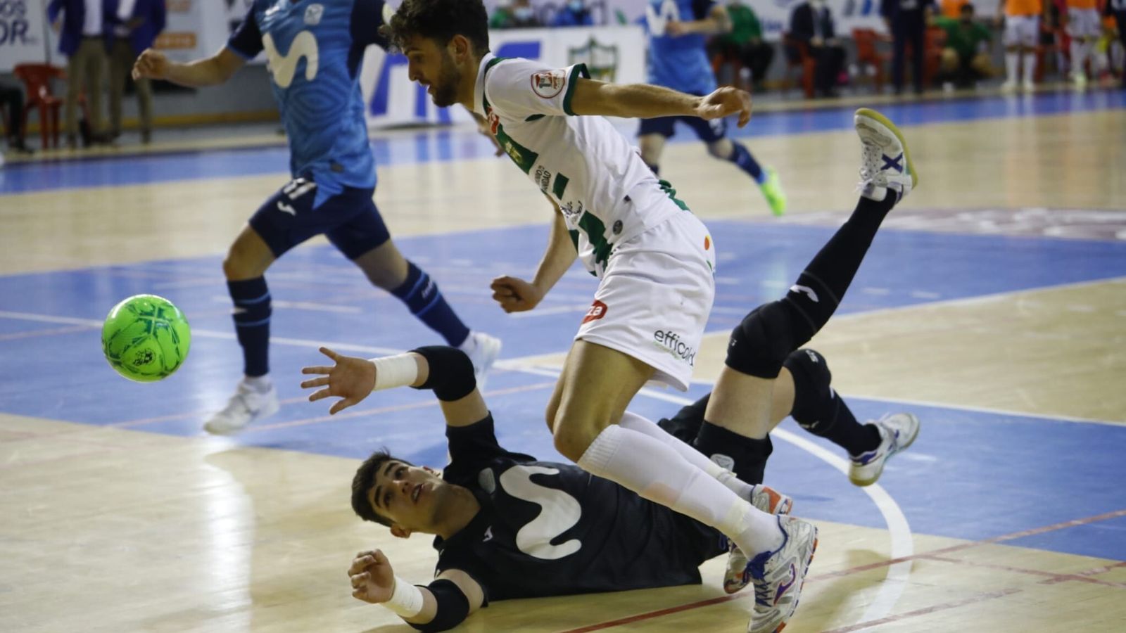 Zequi se topa con Jesús García en un intento de los blanquiverdes en ataque.