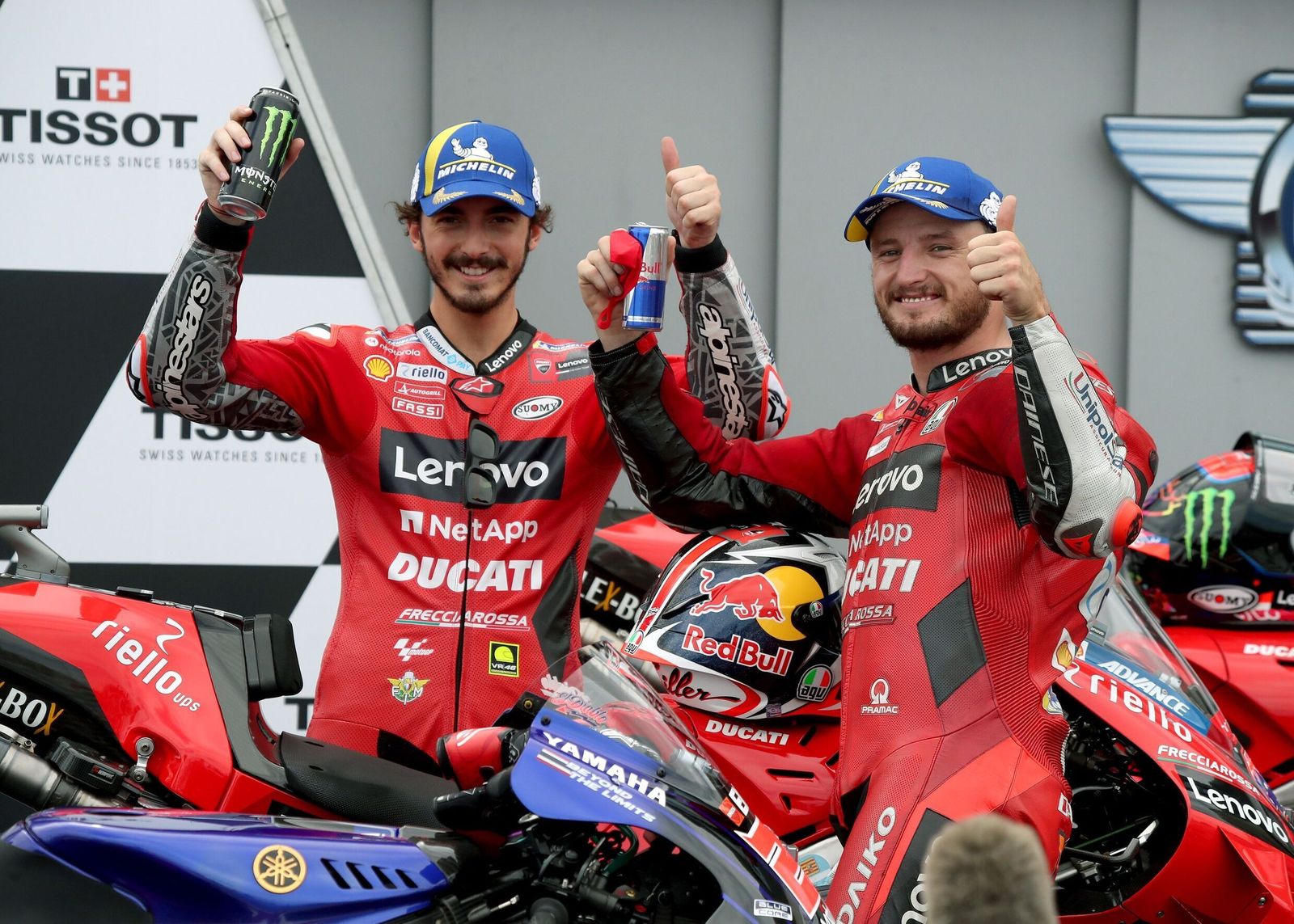Los pilotos de Ducati Bagnaia (i) y Miller (d) celebran su éxito en la clasificación.