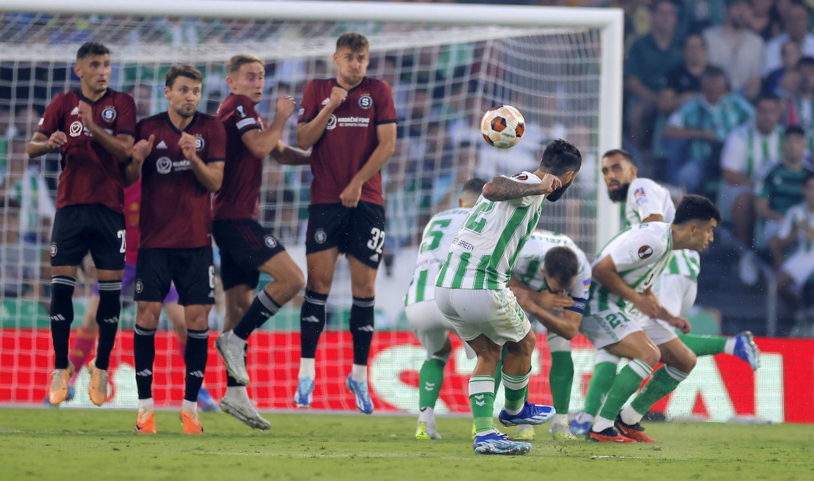 Izco, en el momento de lanzar una falta.