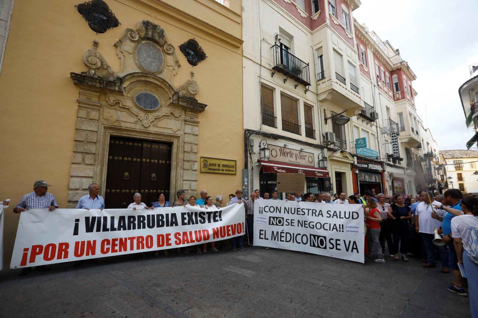Las imágenes de la protesta de los vecinos de Villarrubia en defensa de la sanidad pública