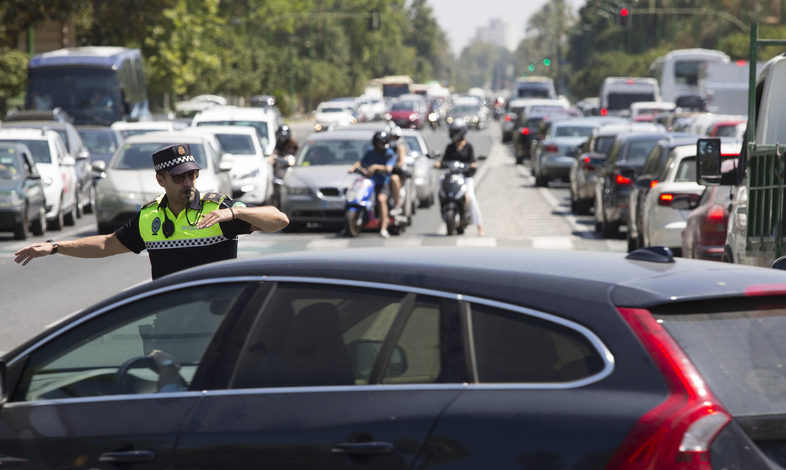 Atascos en Sevilla por el corte del Puente de las Delicias