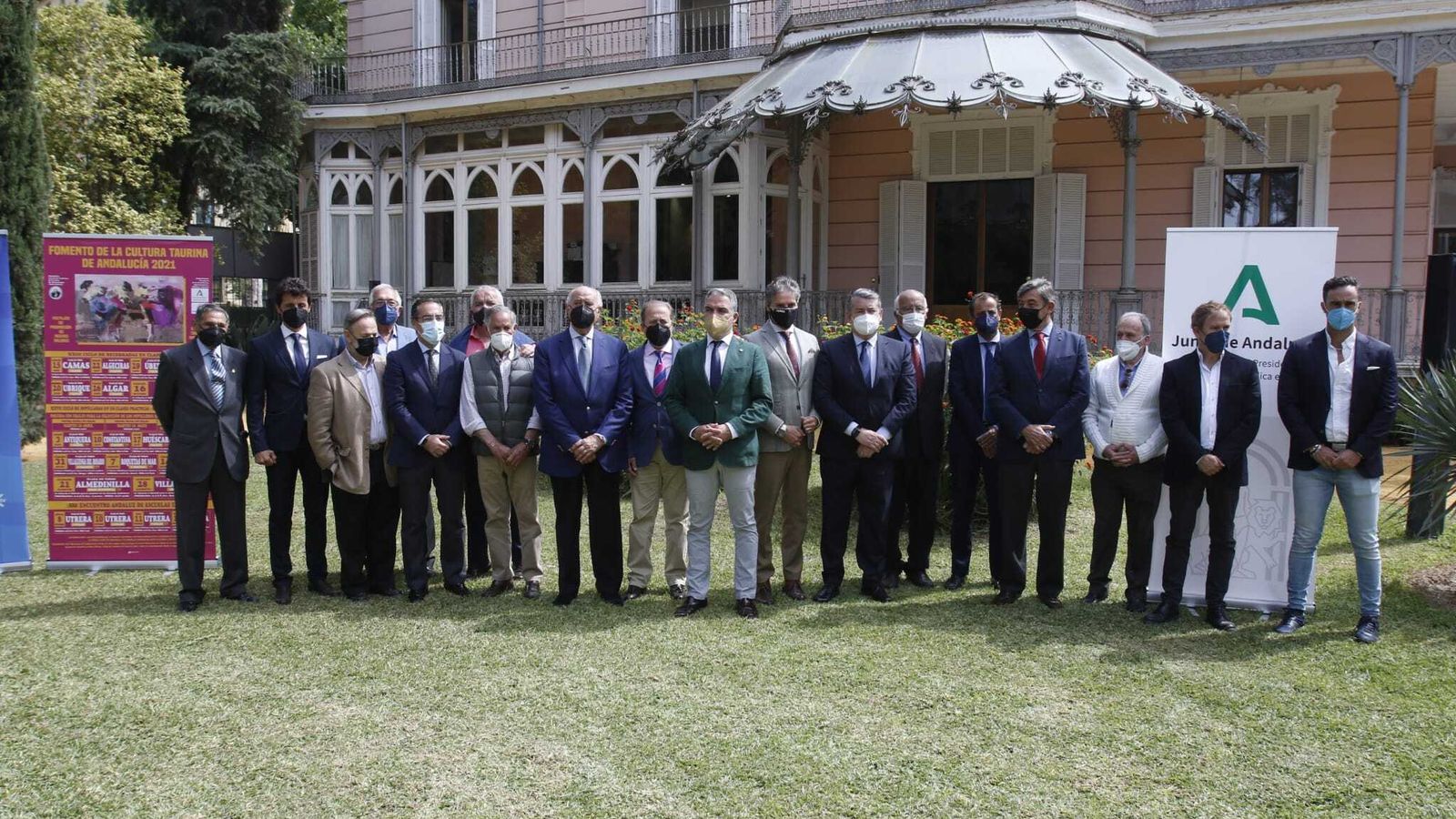 Foto de familia del acto junto a la Casa Rosa.