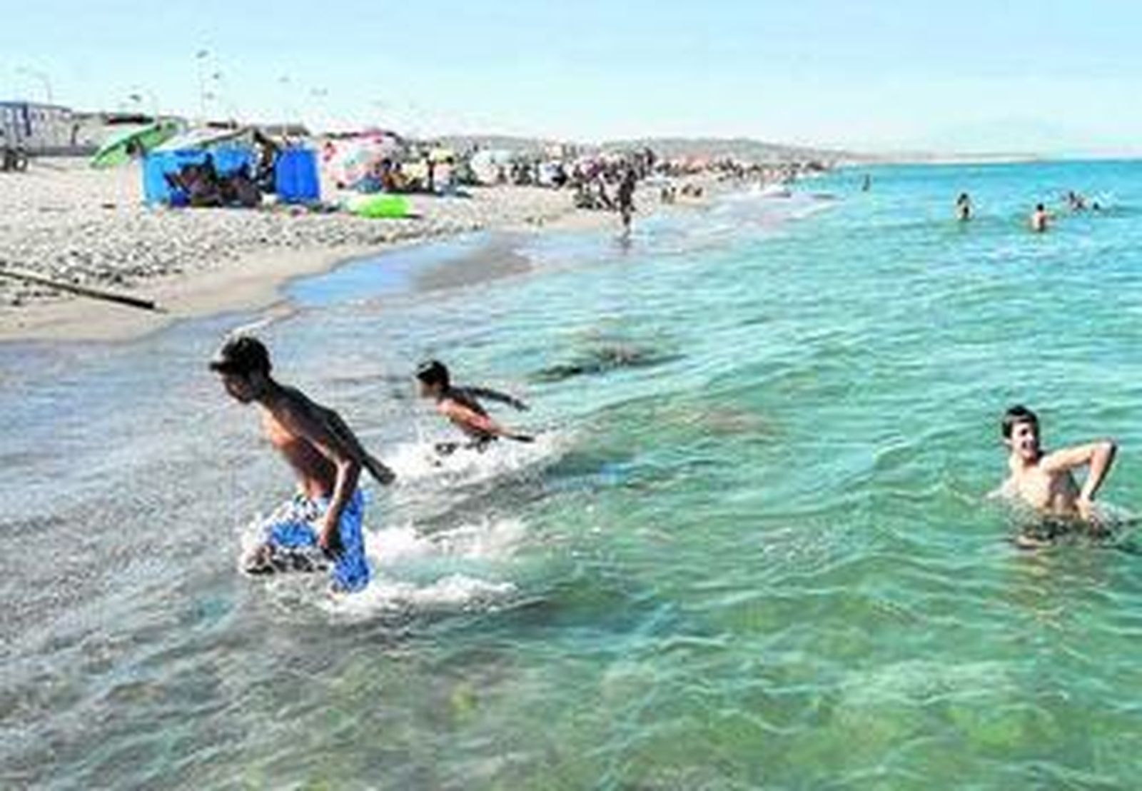 Varios jóvenes se bañan en la playa de San Bernardo en una imagen tomada ayer.