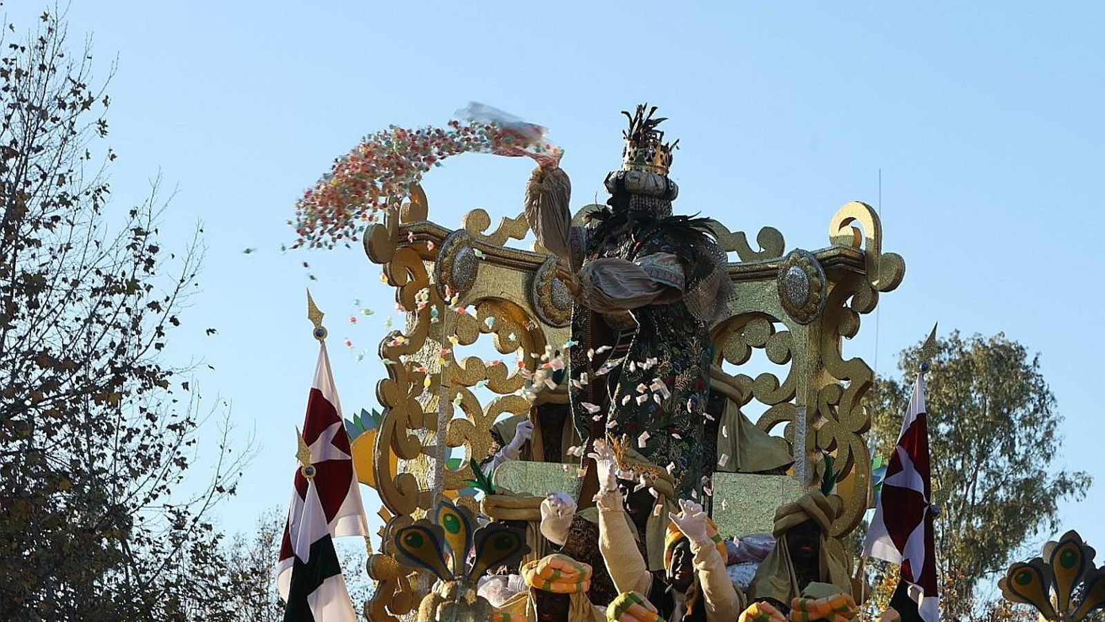 Baltasar, lanzado caramelos desde su carroza.