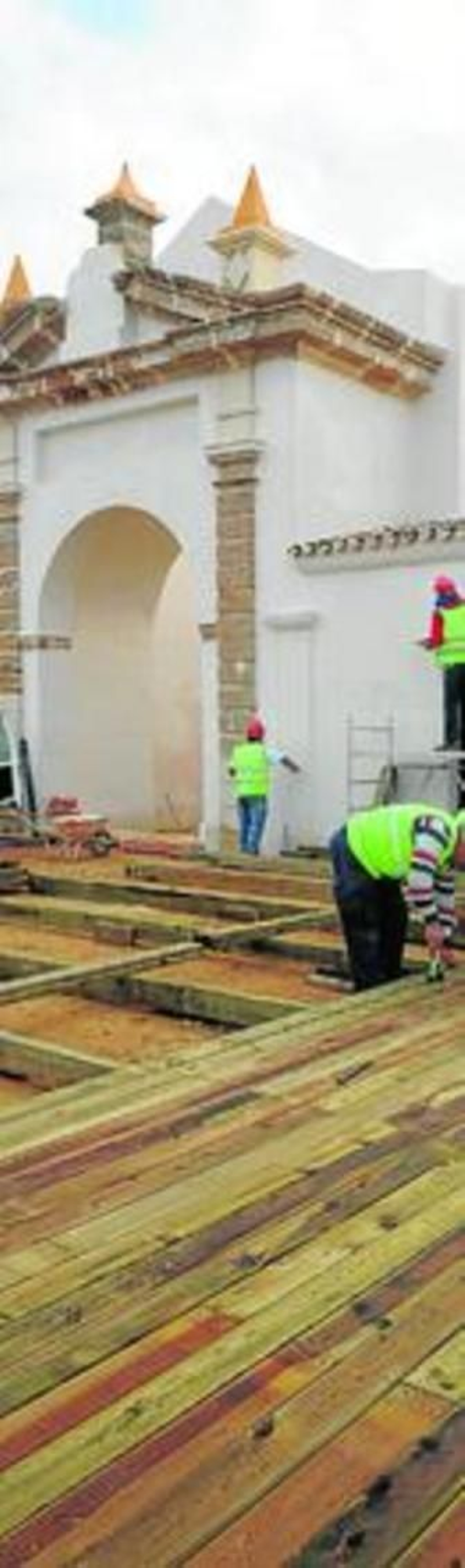 Instalación de una plataforma de madera en el Real Carenero.
