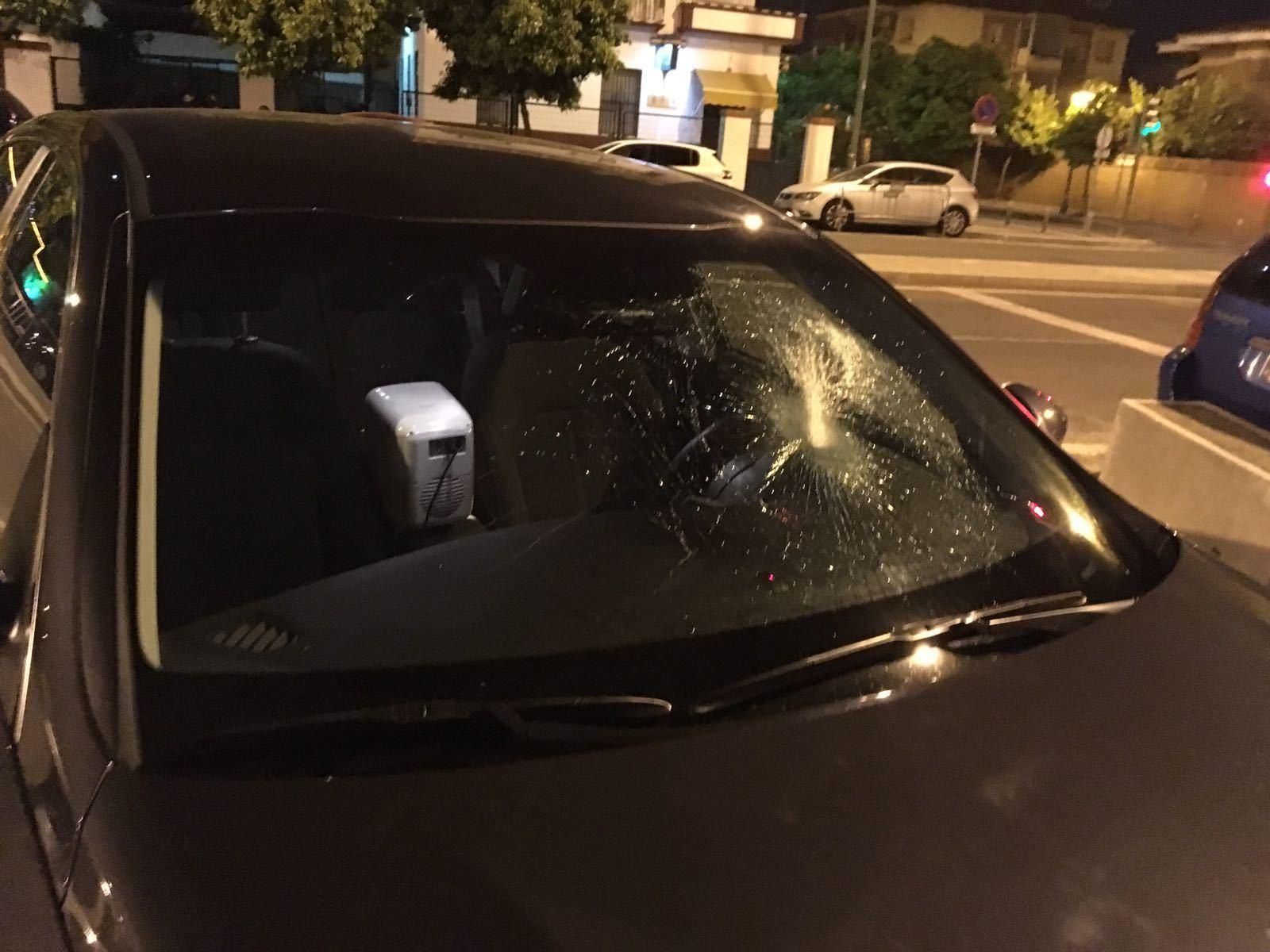 Pedrada en la parte del conductor de un coche de alquiler.