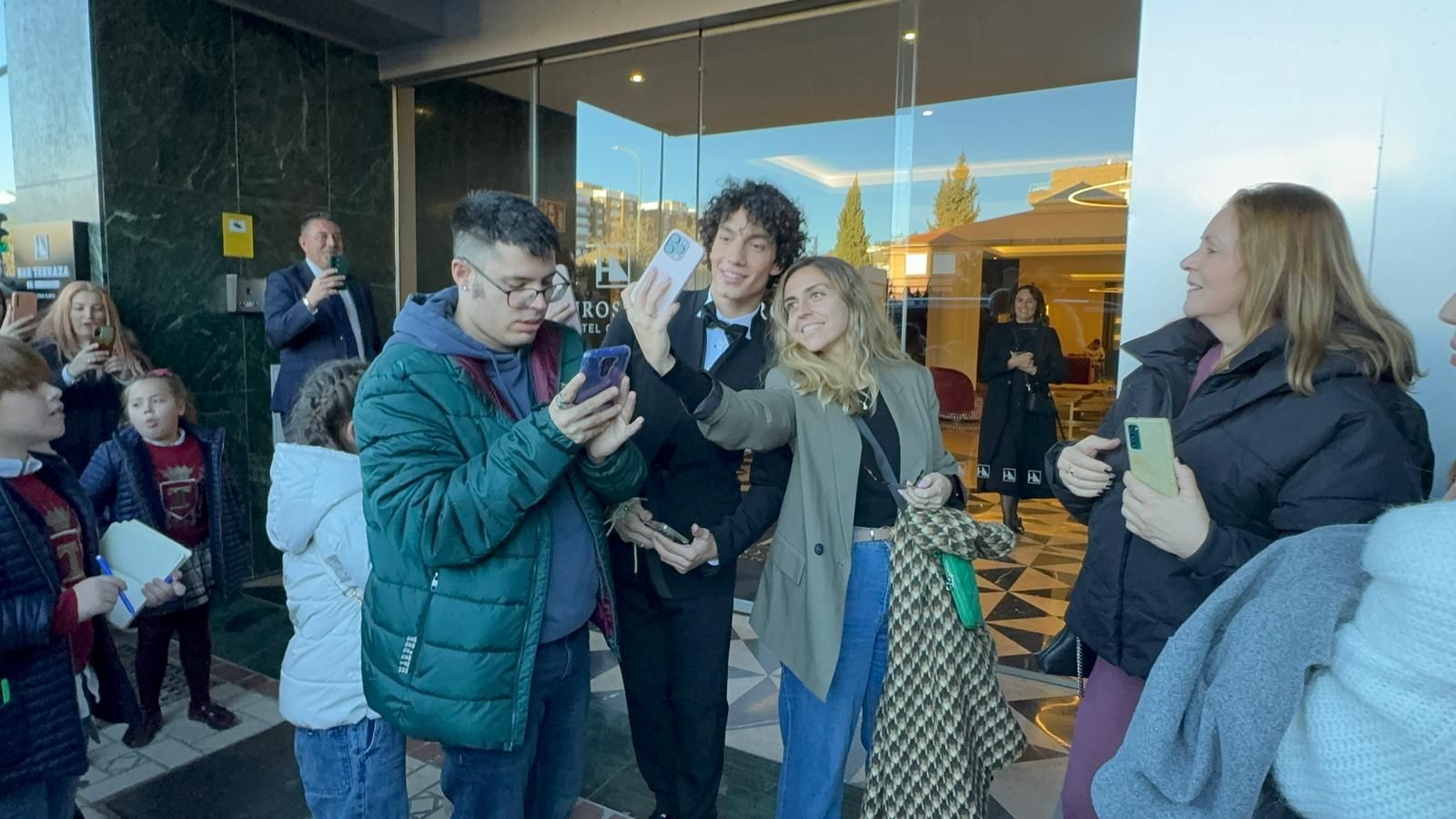 Varias personas se hacen una foto con el actor chileno Jorge López