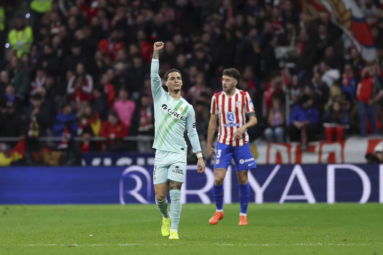 Antony celebra la victoria ante el Atlético gracias a su gol.