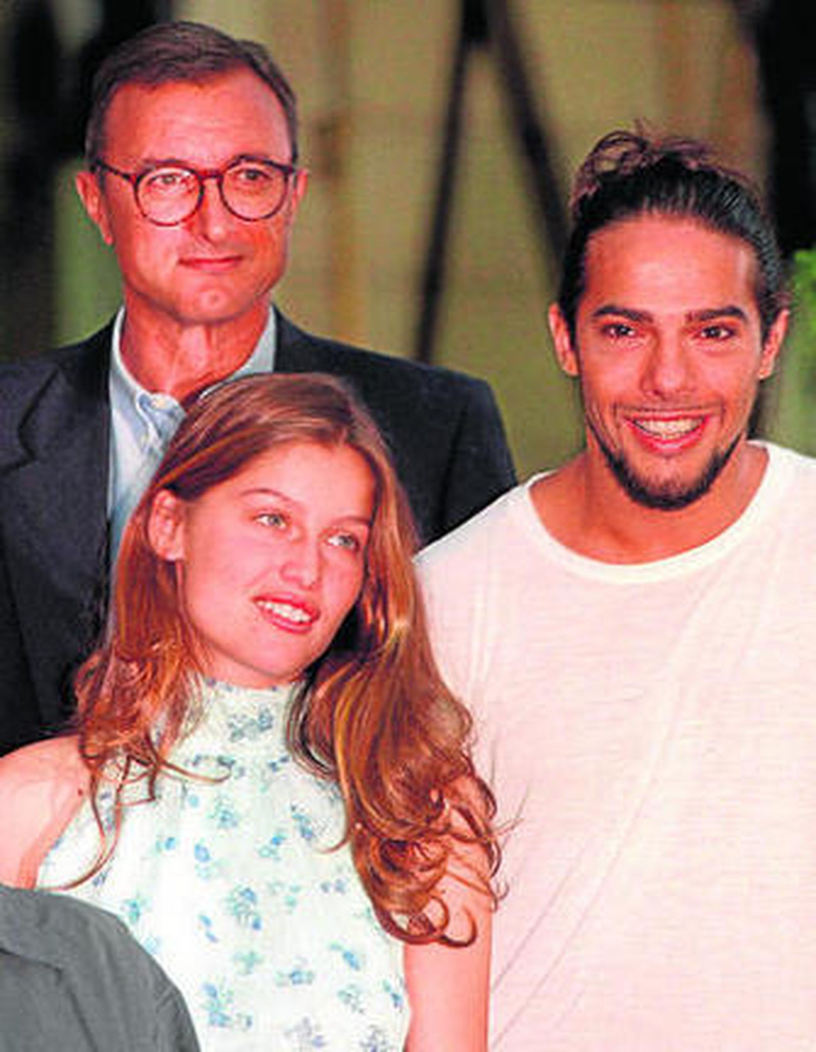 Pérez-Reverte, Laetitia Casta y Joaquín Cortés, en agosto del año 2000.