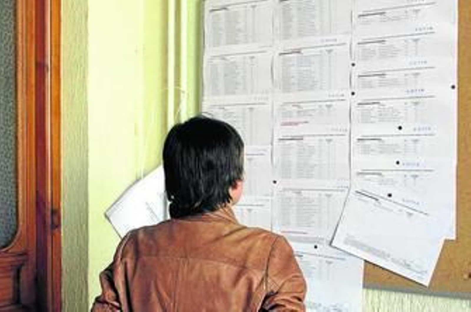 Una madre comprueba la baremación de su hijo en el listado público.